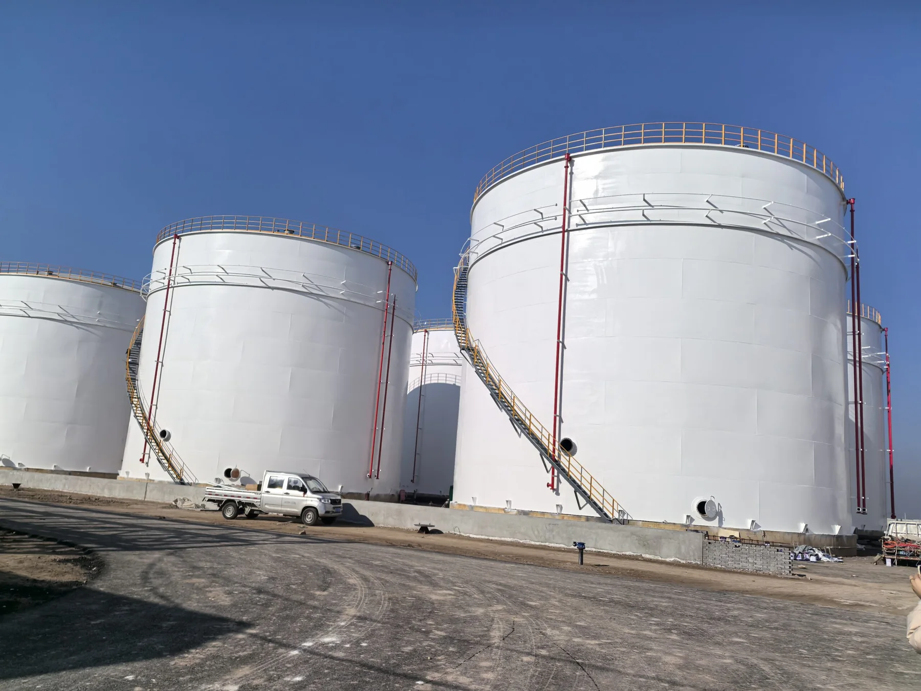 Fiber monitoring of cryogenic leaks and critical facilities at LNG terminals — application illustration