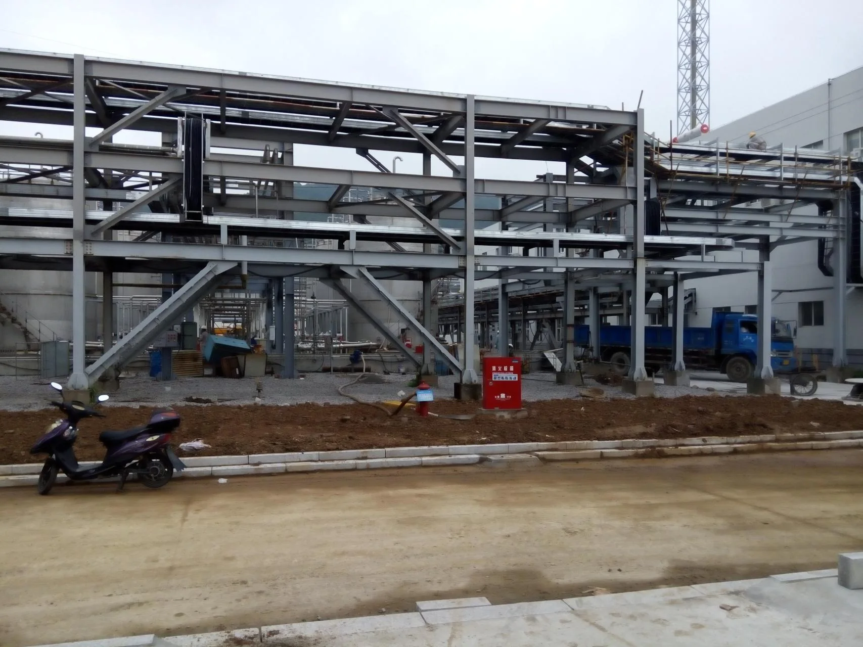 Multi-parameter fiber safety monitoring for petrochemical facilities and chemical parks — application illustration