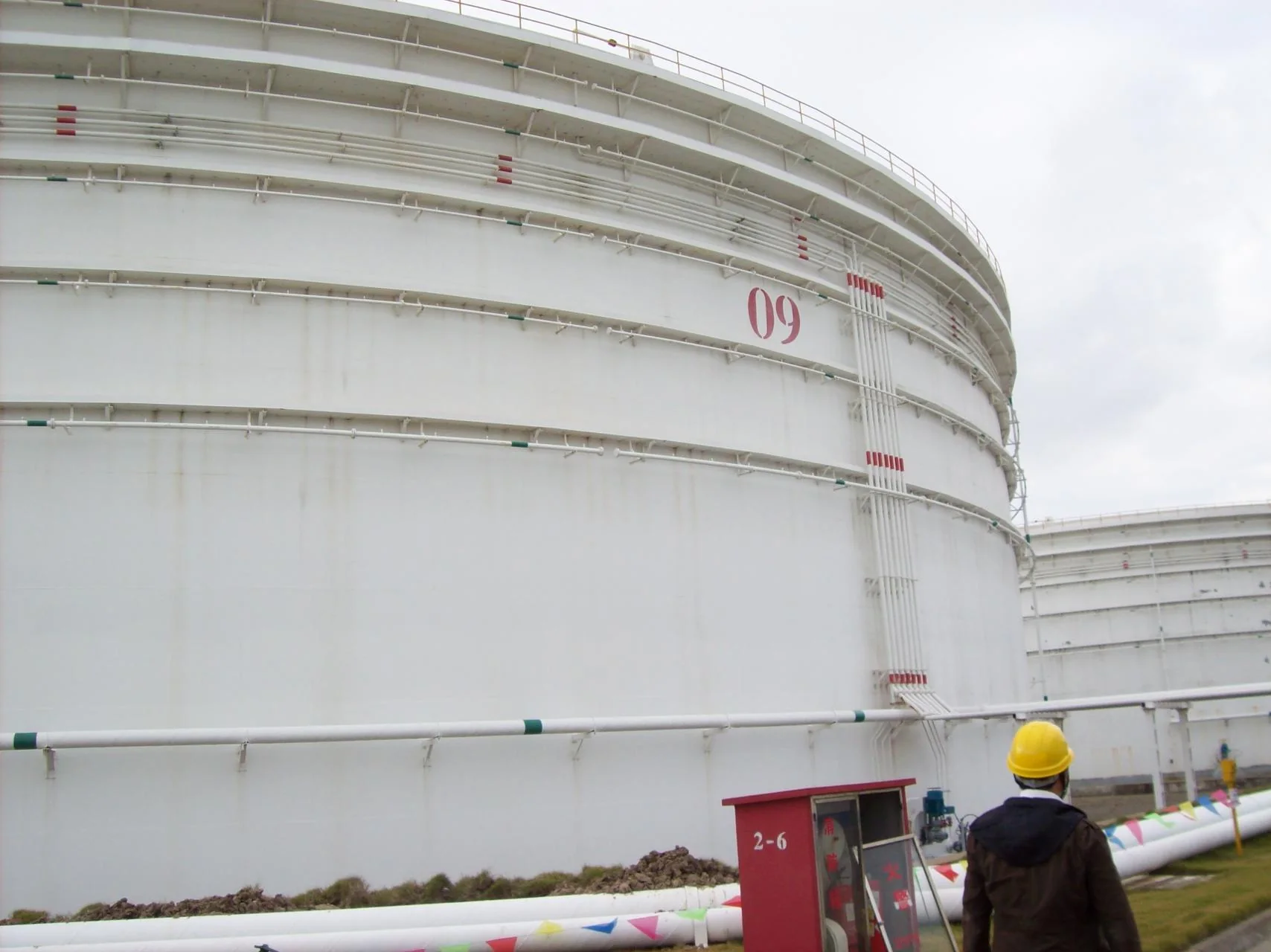 Centimeter-scale DTS temperature and fire monitoring for large oil and chemical tanks — application illustration