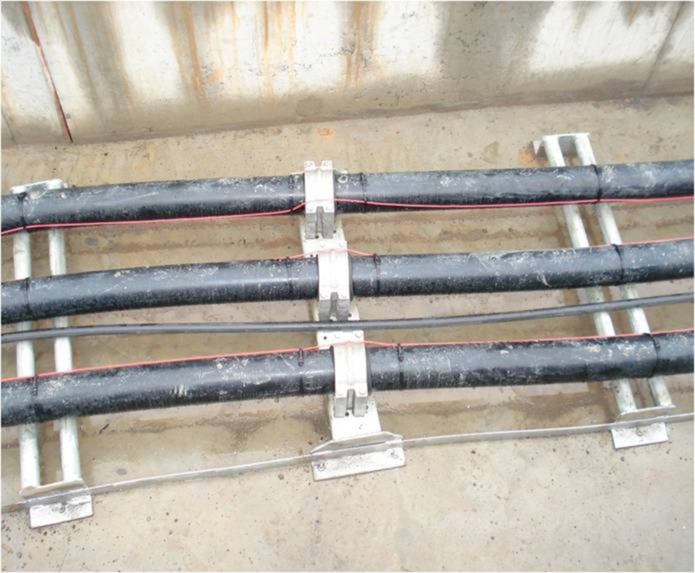 Solução distribuída de monitoramento de temperatura de fibra óptica para valas e bandejas de cabos de usinas de energia